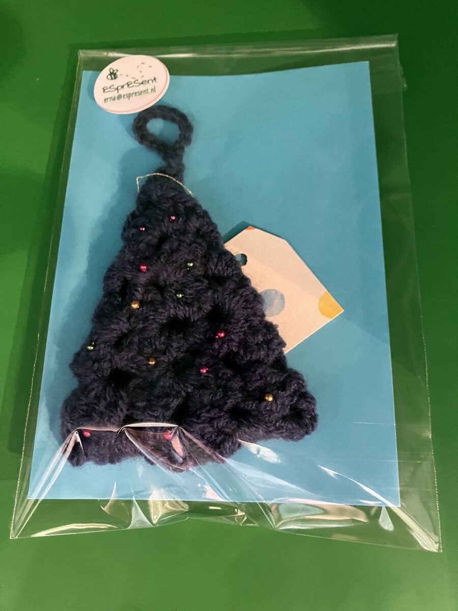 Uitgelichte afbeelding voor “Gehaakte blauwe kerstboom met gekleurde kraaltjes”