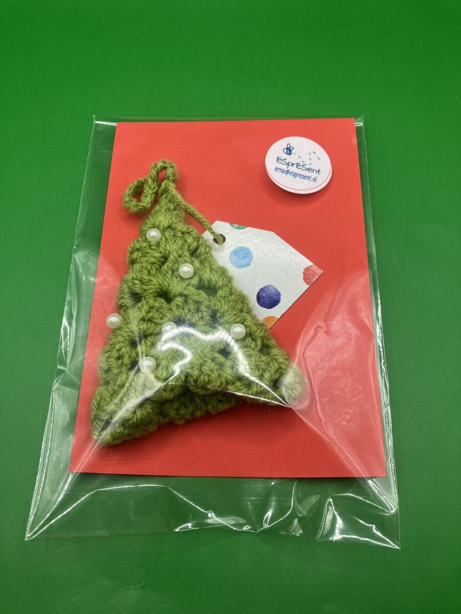 Uitgelichte afbeelding voor “Gehaakte groene kerstboom met parelkralen”