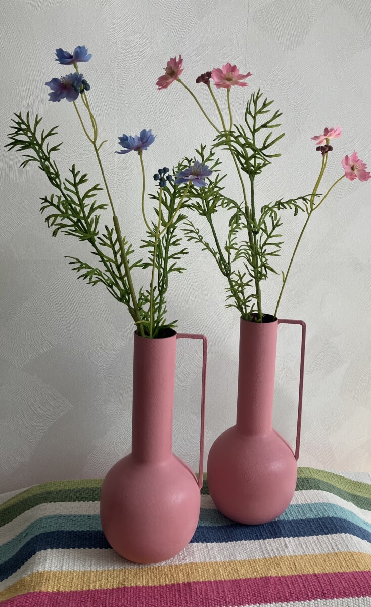 Uitgelichte afbeelding voor “Set van twee metalen vazen in oud roze met bloemen”