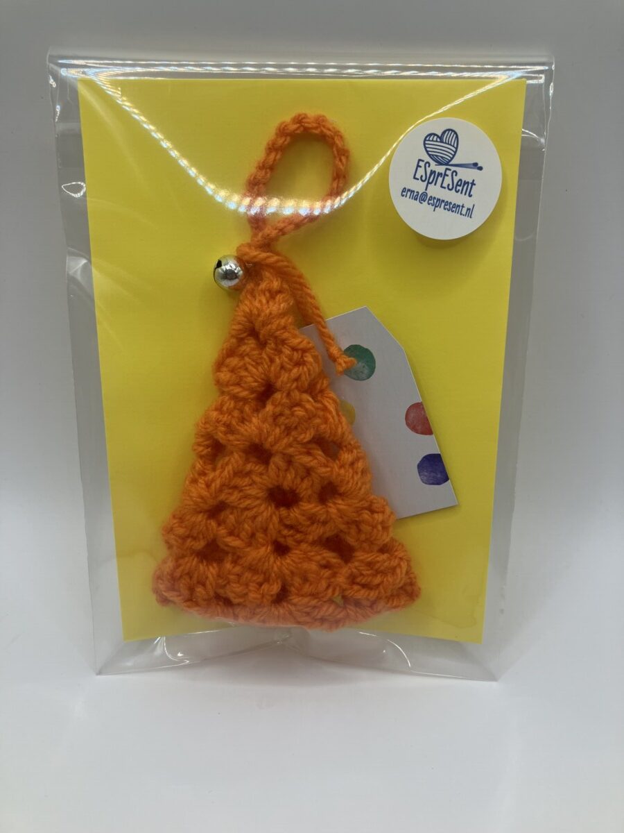 Uitgelichte afbeelding voor “Gehaakte oranje kerstboom met belletje”