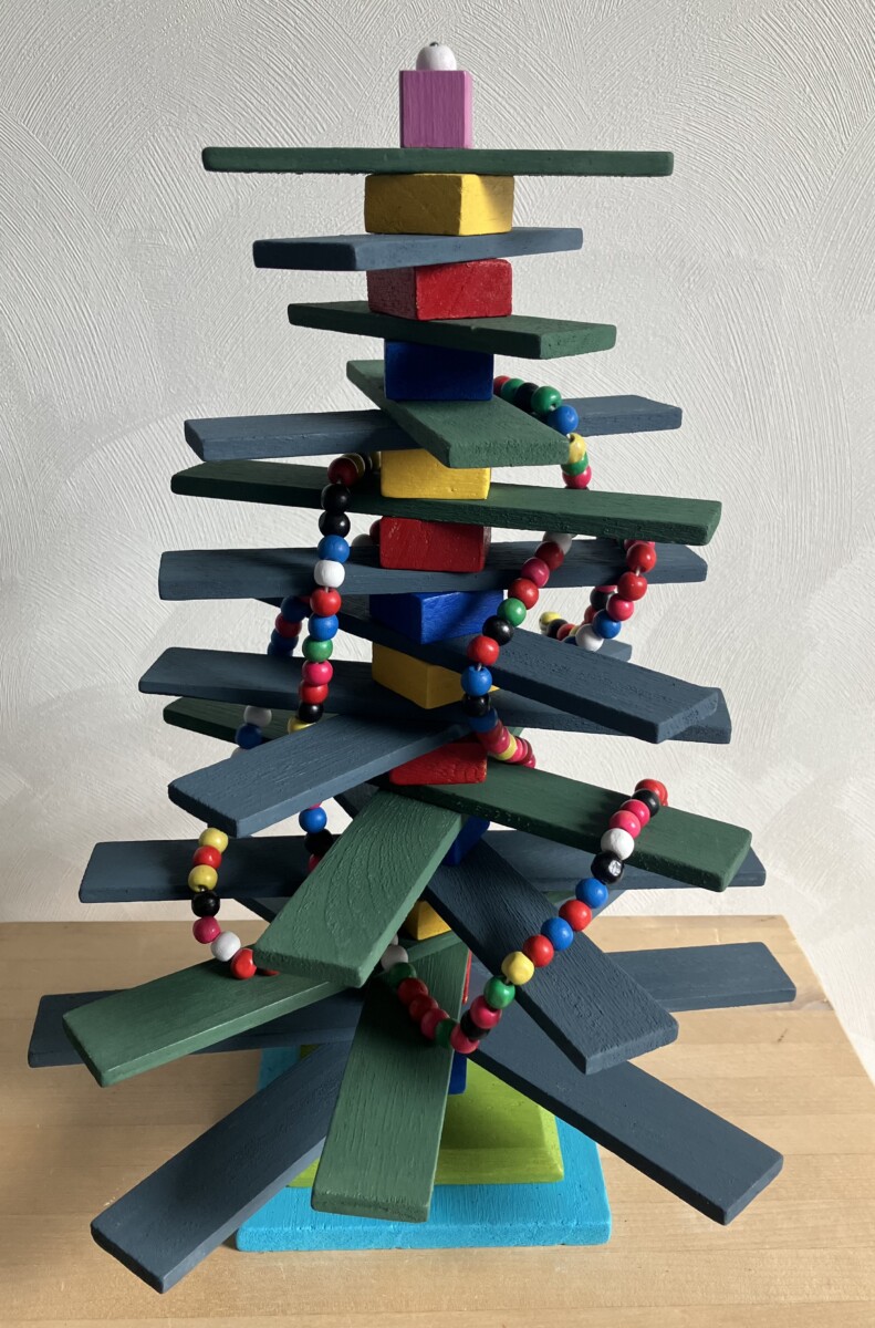 Uitgelichte afbeelding voor “Kleurige kerstboom van hout met kralenketting”