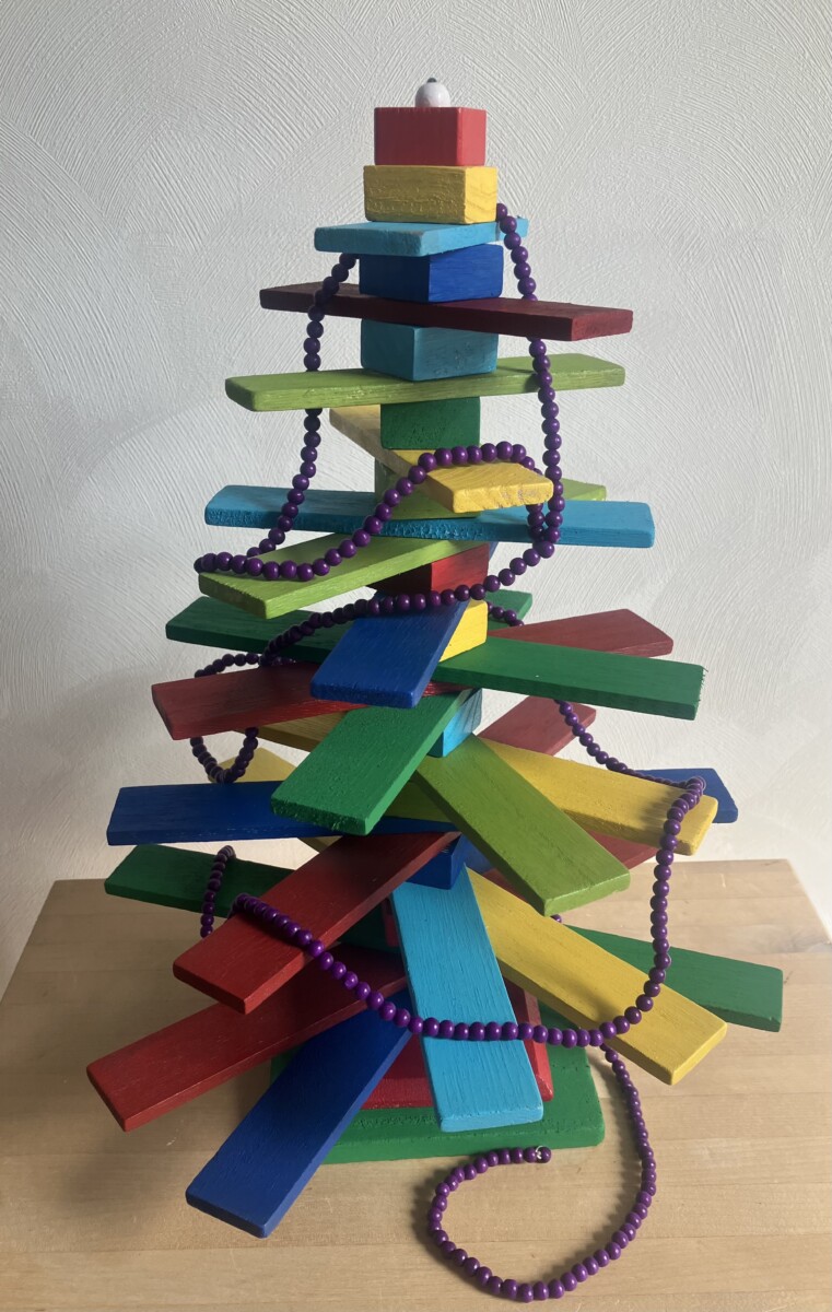 Uitgelichte afbeelding voor “Vrolijk kerstboompje van hout met kralenketting”