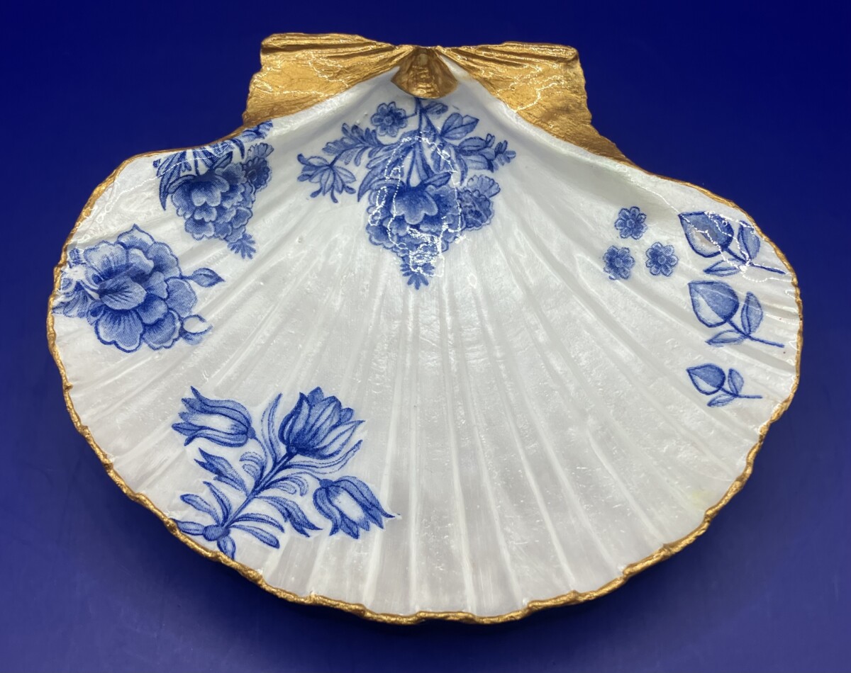 Sint-jacobsschelp met blauwe bloemen en epoxy - Afbeelding 2