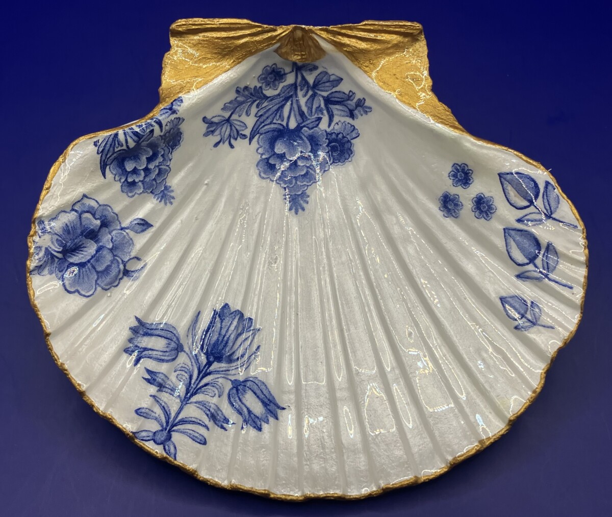 Sint-jacobsschelp met blauwe bloemen en epoxy - Afbeelding 3