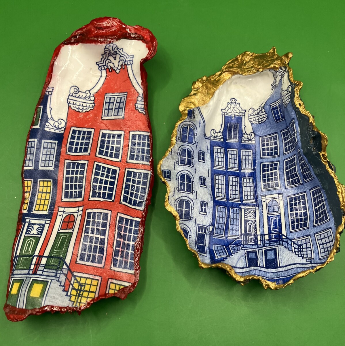 Uitgelichte afbeelding voor “Twee Amsterdam schelpen in rood en blauw”
