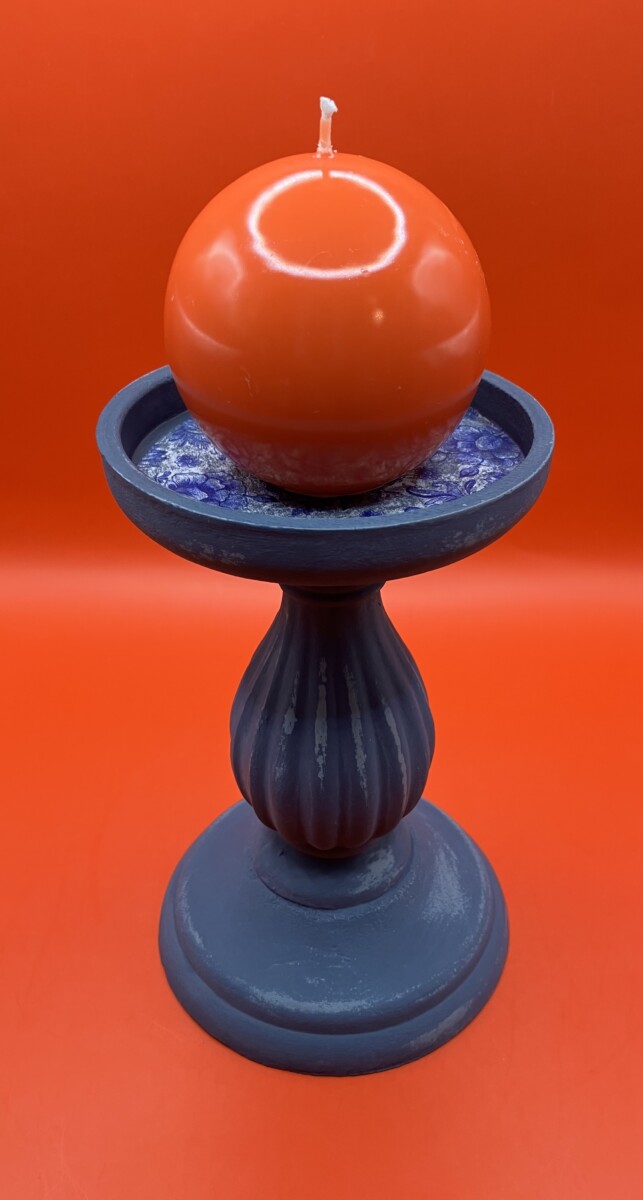 Uitgelichte afbeelding voor “Blauwe kandelaar van hout met kaars, vintagelook”