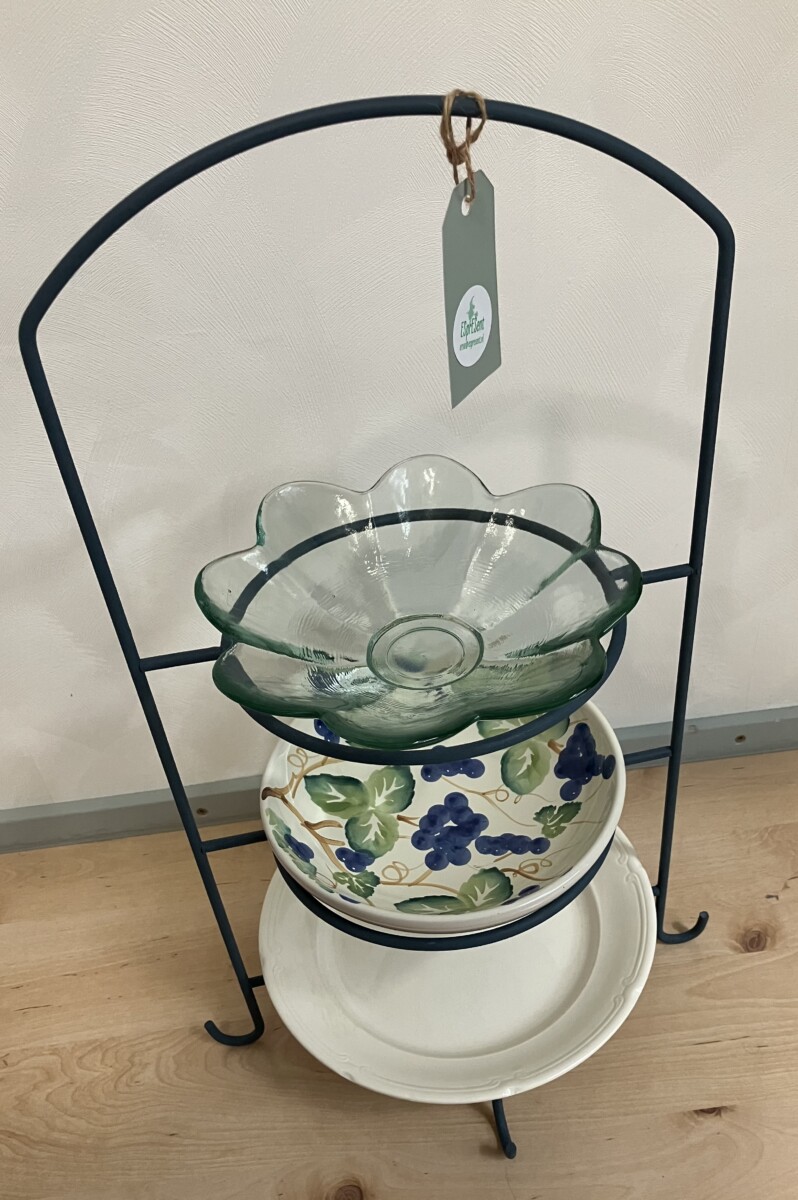 Uitgelichte afbeelding voor “Blauwe etagère met glas en keramiek”