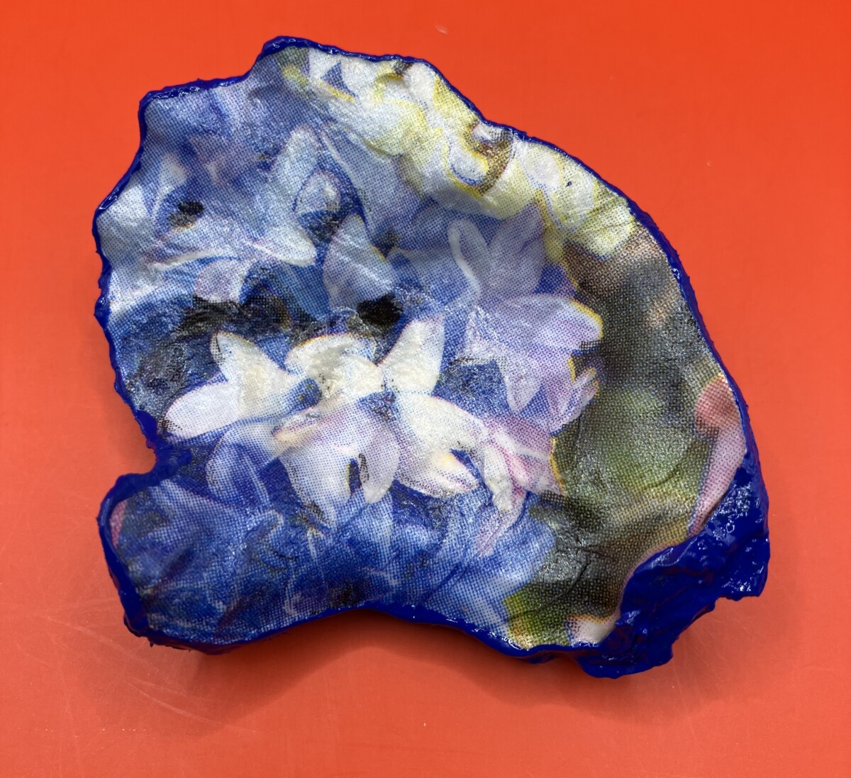 Blauwe oesterschelp met bloemendecoupage