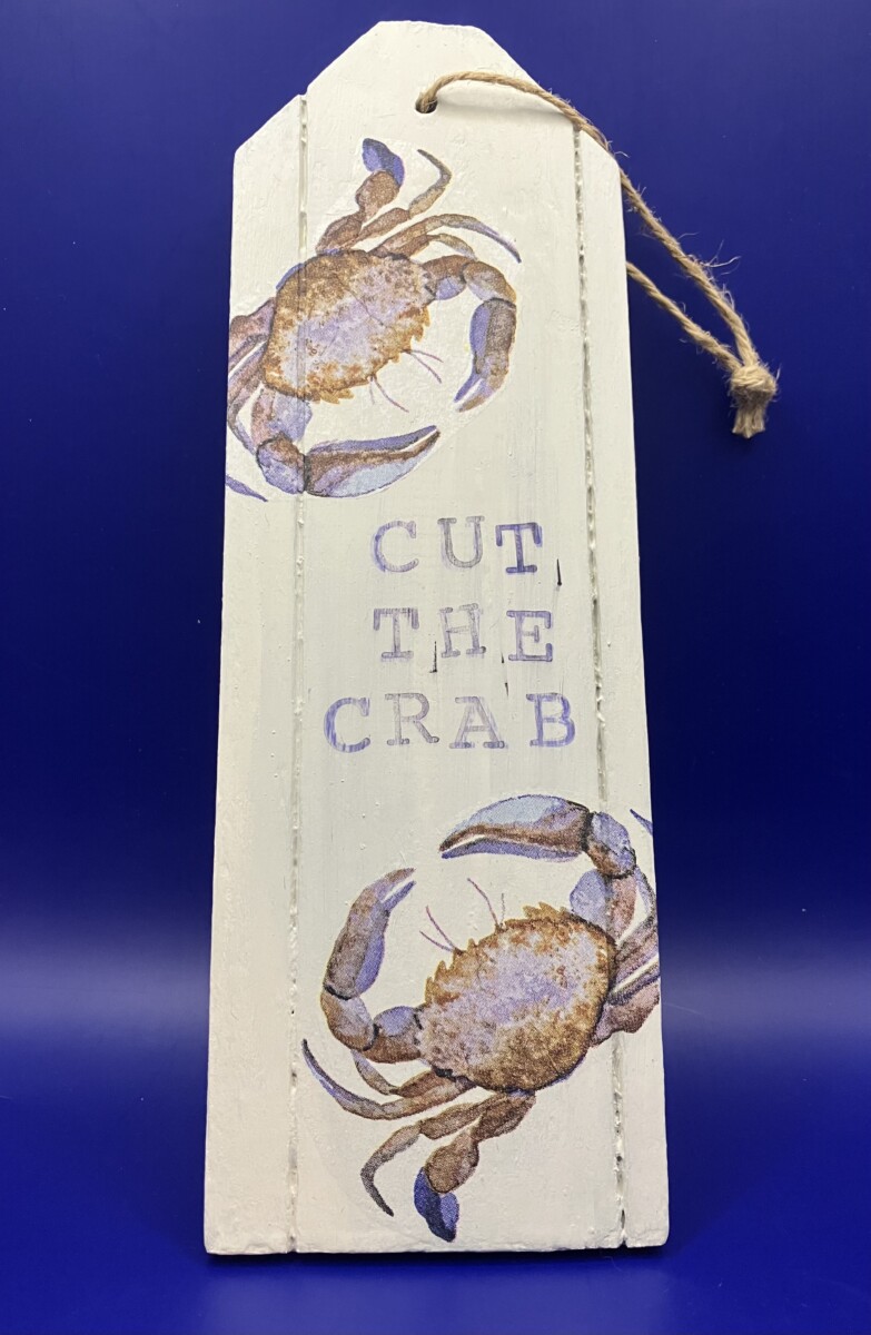 Houten plankje met 'CUT THE CRAB'